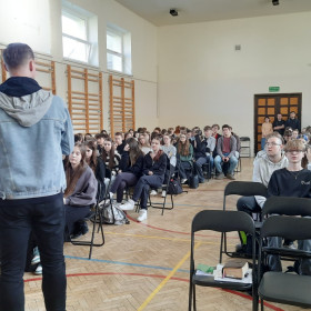 Zaproszony gość przemawia do młodzieży na sali
