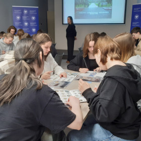 Grupa uczniów w trakcie wykonywania zadania w ramach śledztwa katyńskiego