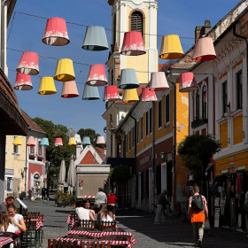 Kolorowe domki w Szentendre, nad ulicą wiszą kolorowe lampiony