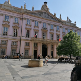 Pałac Prymasowski z charakterystycznym herbem kardynalskim i kapeluszem