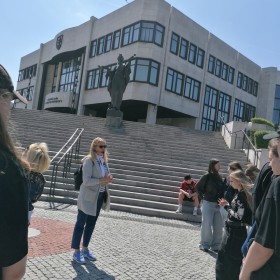 Spotkanie z panią przewodnik przed budynkiem Parlamentu Słowacji