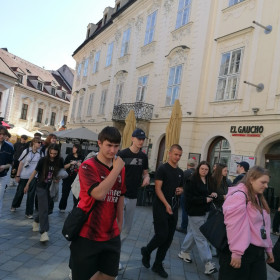 Uczniowie idą wąskimi uliczkami Starówki