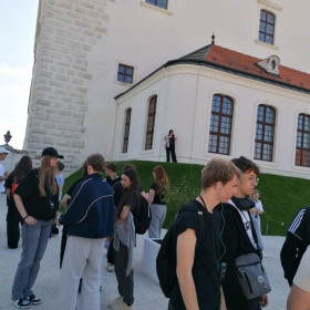 Uczniowie rozmawiają w ogrodach zamkowych