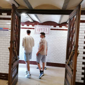 Uczniowie wychodzą ze stacji Metra przy Operze