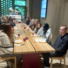 Uczniowie podczas posiłku w restauracji Adelcia