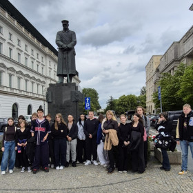 Uczniowie z klasy IF przed Pomnikiem Patrona na Placu Piłsudskiego