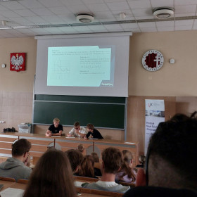 Prelegentka prowadząca prezentację zadań maturalnych