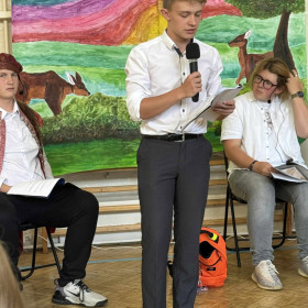 Uczeń czyta Pieśń o spustoszeniu Podola