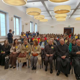 Biskup, zaproszeni goście oraz wolontariusze podczas inauguracji kampanii Pola Nadziei