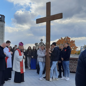 młodzież podtrzymuje krzyż na rozpoczęcie drogi krzyżowej