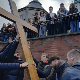 Młodzież z naszej szkoły podnosi krzyż