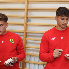 piłkarze z mazakami w dłoni gotowi do podpisów