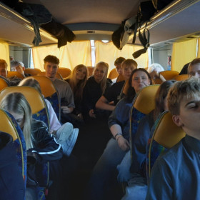 rozradowana i śpiąca młodzież w autokarze w drodze powrotnej