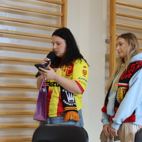 uczennice prowadzące składają podziękowanie piłkarzom