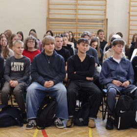 uczniowie naszej szkoły siedzą na sali