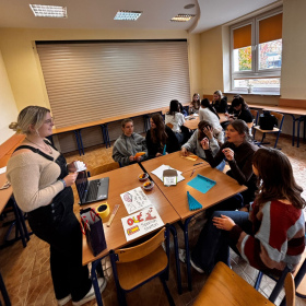 Wolontariuszka z Hiszpanii podczas prowadzenia warsztatów
