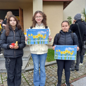 Wolontariuszki z naszej szkoły z cebulkami żonkili