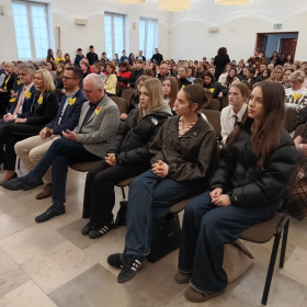 Zaproszeni goście podczas inauguracji kampanii Pola Nadziei 