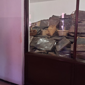 gablota ze zbiorem toreb i walizek