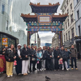 Grupa młodzieży na tle dzielnicy chińskiej