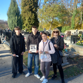 Kwestujący uczniowie wraz z opiekunem