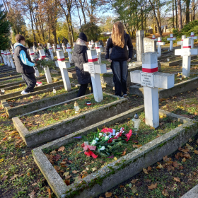 Młodzież składa wiązanki na grobach bohaterów
