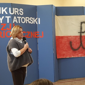 Pani dyrektor Iwona Kijewska otwiera Konkurs Recytatorski Poezji Patriotycznej
