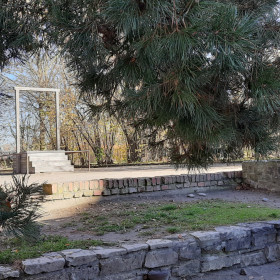 szubienica, na której powieszono R. Hoessa