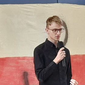 Uczeń recytujący swój autorski wiersz