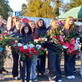 uczniowie naszej szkoły z wieńcami