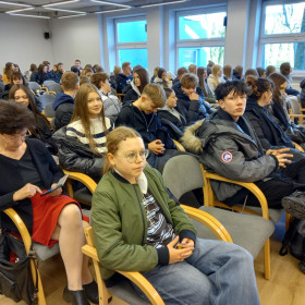 Uczniowie podczas wykładu Stefan Żeromski - odbrązowiony