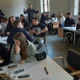 uczniowie przygotowują się do warsztatów