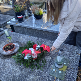 Uczniowie składają wiązanki na grobach bohaterów