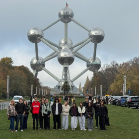 Uczniowie z opiekunami przy Atomium