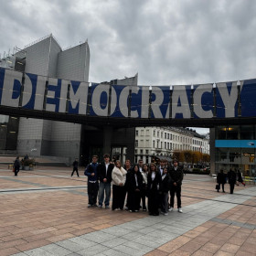 Wspólne zdjęcie na placu