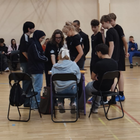 Zawodnicy i sędzia analizują wyniki meczu