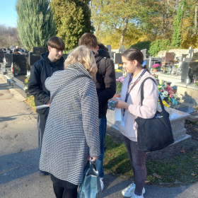 Zbieranie datków przez młodzież na Cmentarzu Starym