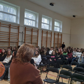 Pani Dyrektor składa uczniom życzenia