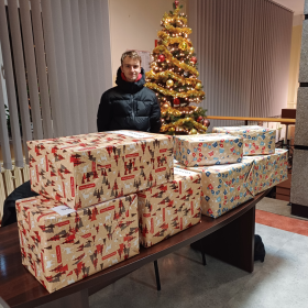 Uczeń wraz z paczkami