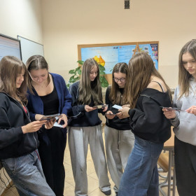 Uczennice czytają otrzymane pocztówki