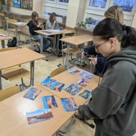 Uczennice oglądają zdjęcia