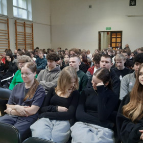 Uczniowie oglądają spektakl