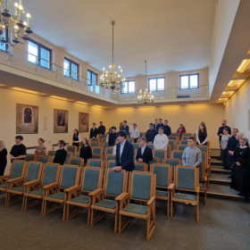 Uczestnicy Olimpiady wraz z opiekunami gromadzą się na auli