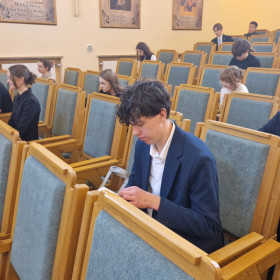 Uczniowie rozwiązują testy