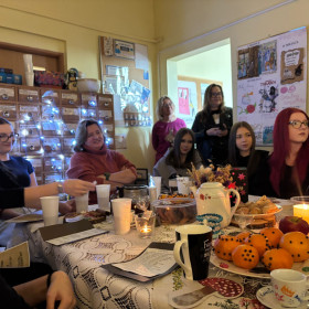 pani dyrektor i uczniowie podczas wieczorku poetyckiego