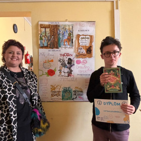 uczeń i nauczyciel podczas wręczania nagrody