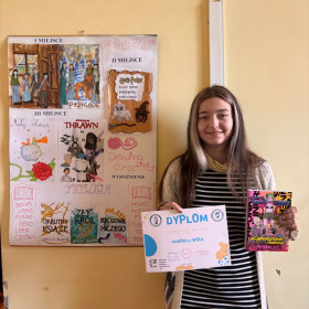 uczennica otrzymuje nagrodę za zajęcia 1 miejsca