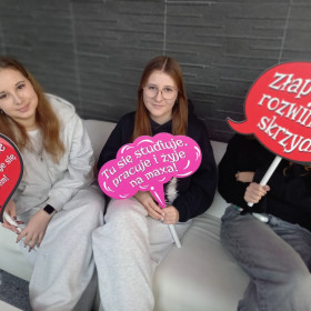 Uczennice w oczekiwaniu na wydarzenie