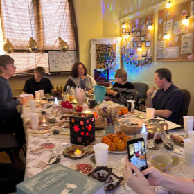 uczestniczy wieczorku poetyckiego podczas czytania poezji