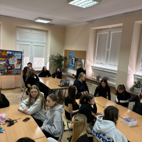 Uczniowie podczas rozmów o zwyczajach karnawałowych